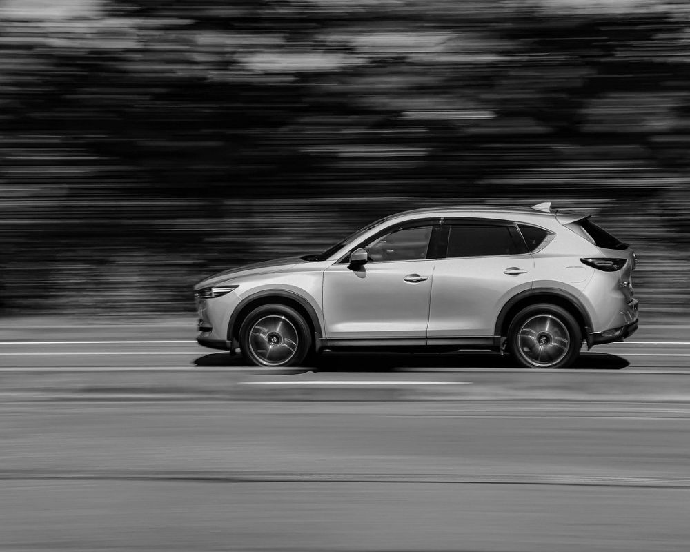 weißes Auto Straße verschwommener Hintergrund