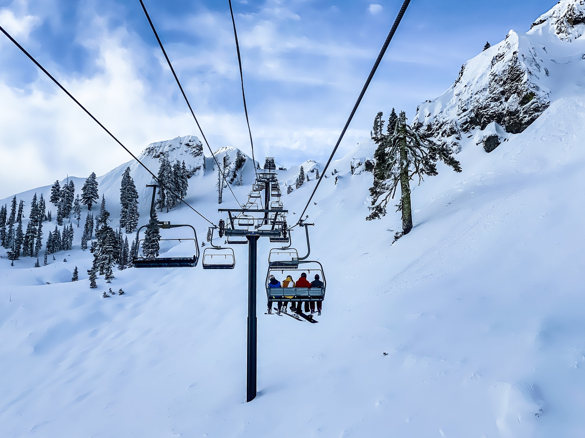 skiing-4835024_1920.jpg
