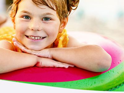 Bild mit Kind im Schwimmbad