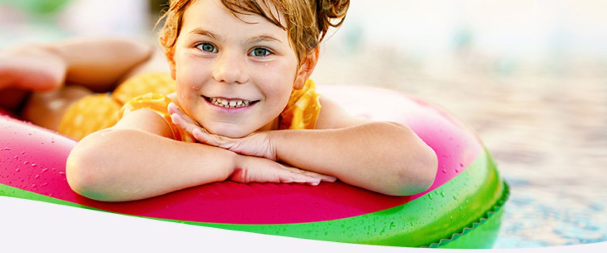 Bild mit Kind im Schwimmbad