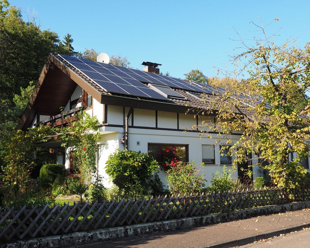 Einfamilienhaus mit Photovoltaik und Garten