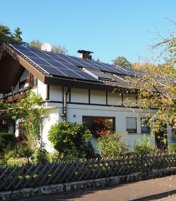 Einfamilienhaus mit Photovoltaik und Garten