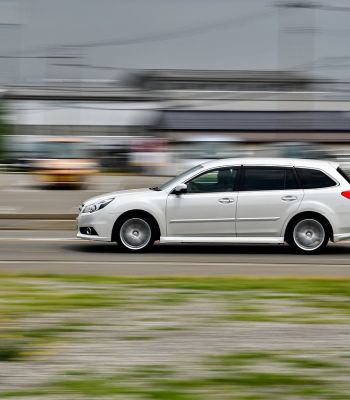 weißes Auto Straße verschwommener Hintergrund